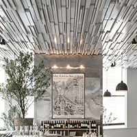 Gra światła i cienia - jak sprawić, by monochromatyczny sufit stał się bardziej wyrazisty