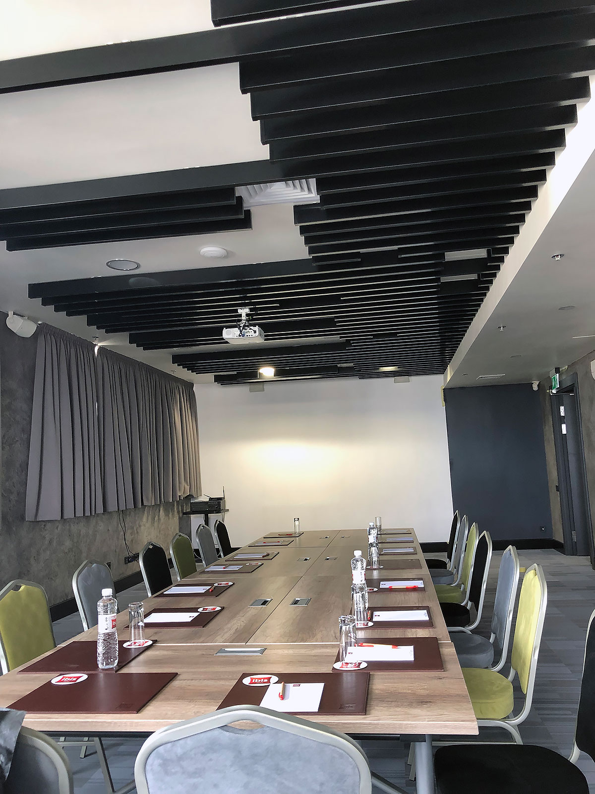 Designerski sufit podwieszany listwowy KRAFT, sufit T-profilowy z oprawami KRAFT T-Led w hotelu