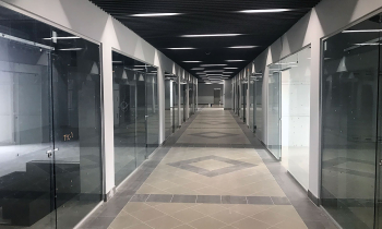 Sufit podwieszany na listwie plaskiej KRAFT z systemem oświetlenia LED KRAFT w centrum handlowym