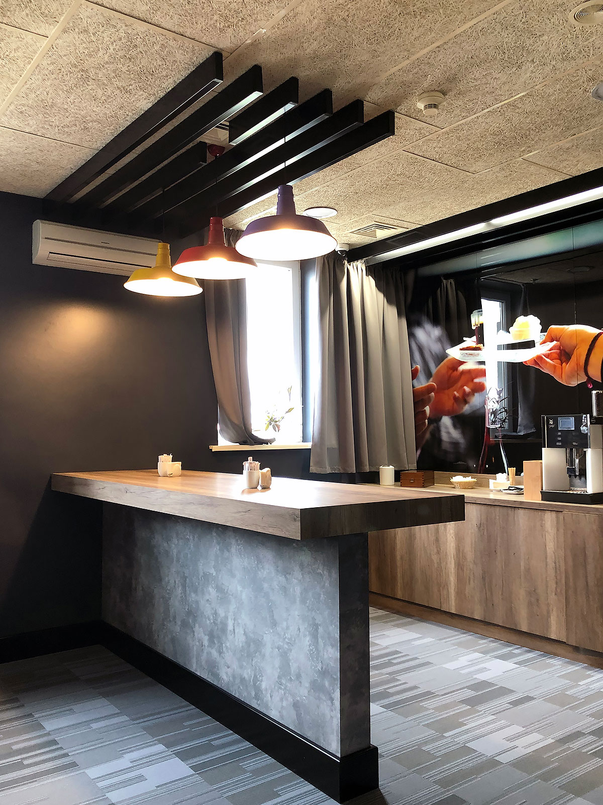 Designerski sufit podwieszany listwowy KRAFT, sufit T-profilowy z oprawami KRAFT T-Led w hotelu