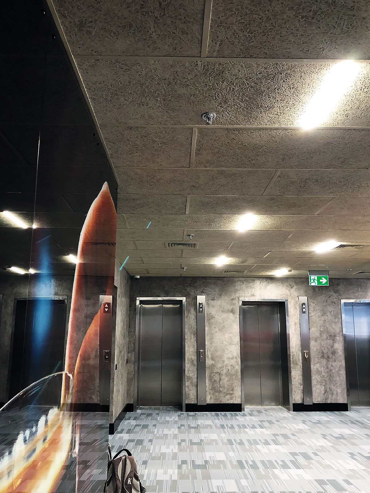 Designerski sufit podwieszany listwowy KRAFT, sufit T-profilowy z oprawami KRAFT T-Led w hotelu