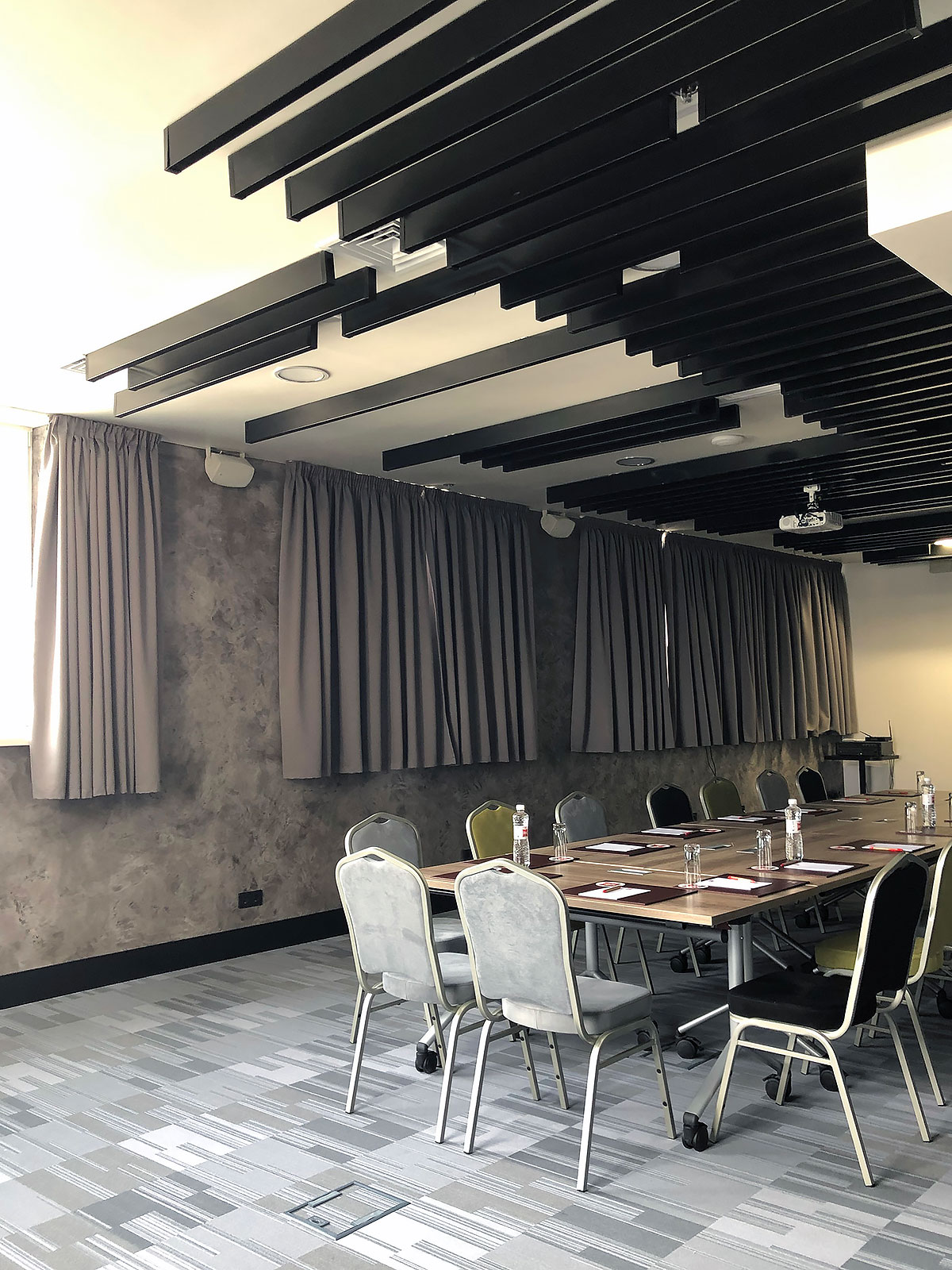 Designerski sufit podwieszany listwowy KRAFT, sufit T-profilowy z oprawami KRAFT T-Led w hotelu