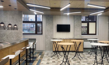 Oprawy do sufitów podwieszanych KRAFT Led w kawiarni, restauracji