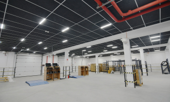  Na zdjęciu panele akustyczne Kraft WoodAcoustic w sufitach podwieszanych w oddziałach Nowa Poczta.  System oświetlenia Kraft Led