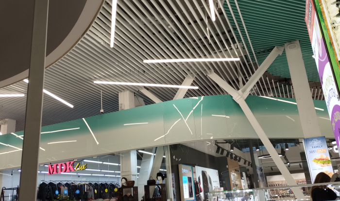 Nowy projekt: Designerski sufit listwowy KRAFT w centrum handlowym Lake Plaza