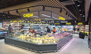 Dwupoziomowy sufit z listew kubicznych KRAFT i sufitu rastrowego w sklepie DAN