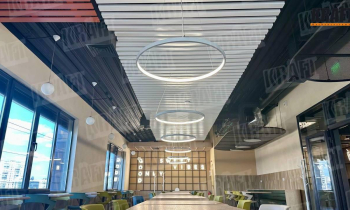 KRAFT w wnętrzach restauracyjnych: kiedy sufit pracuje dla przestrzeni