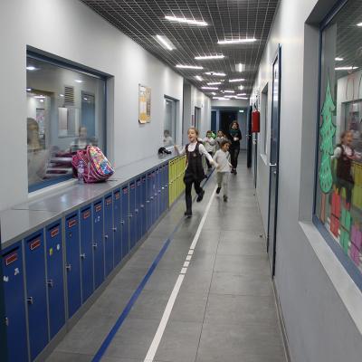 Szkoła, Tbilisi. Klasyczny sufit rastrowy / School, Tbilisi