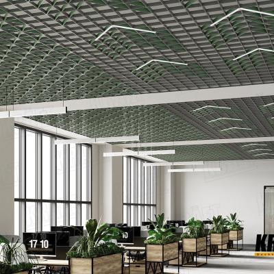 Trójkątny sufit rastrowy / Diagonal open cell ceiling in the interior